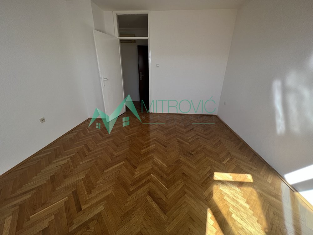 Novi Sad, Podbara - Uknjižen, veoma dobro iskorišten dvosoban stan na lepoj i atraktivnoj lokaciji - u realnosti stan ima oko 43 m2 