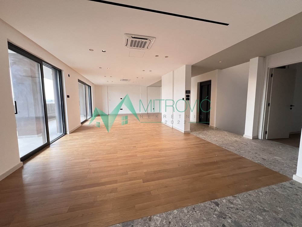 Novi Sad, Telep - Komforan penthouse petosoban stan + gratis garaža 