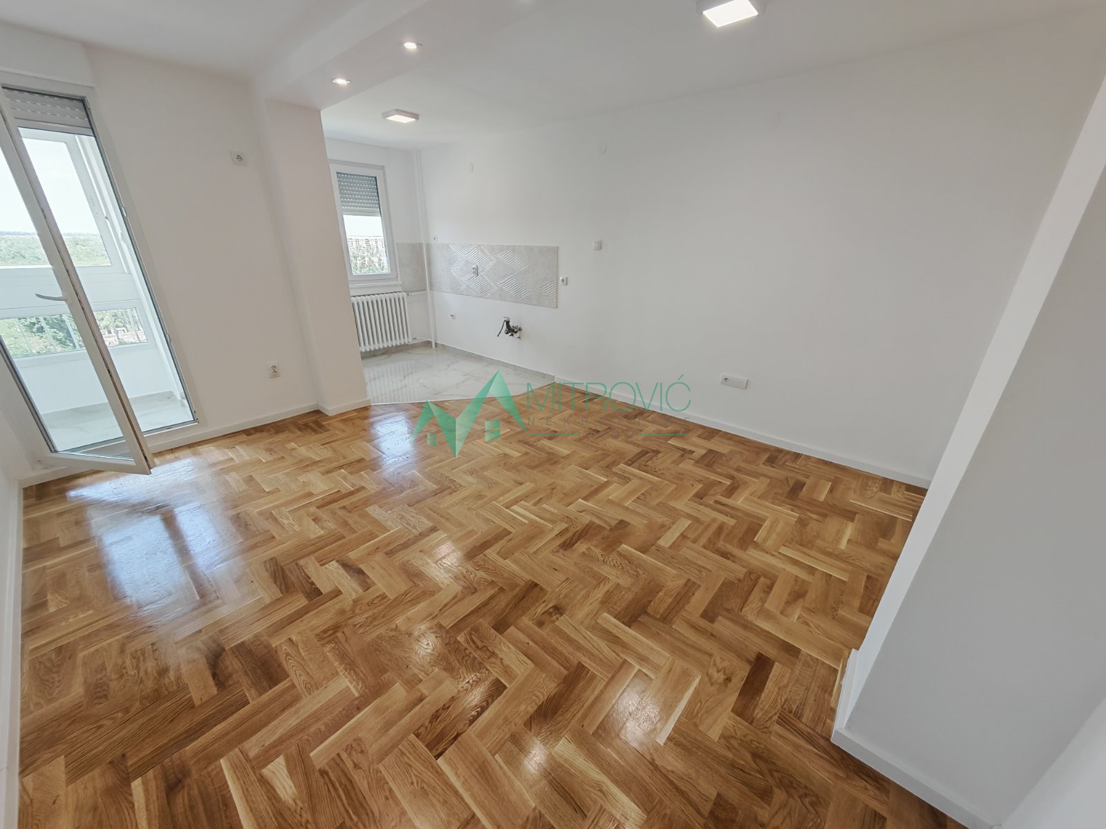 NOVI SAD, Novo Naselje renoviran dvoiposoban stan 59m2 + terasa. 