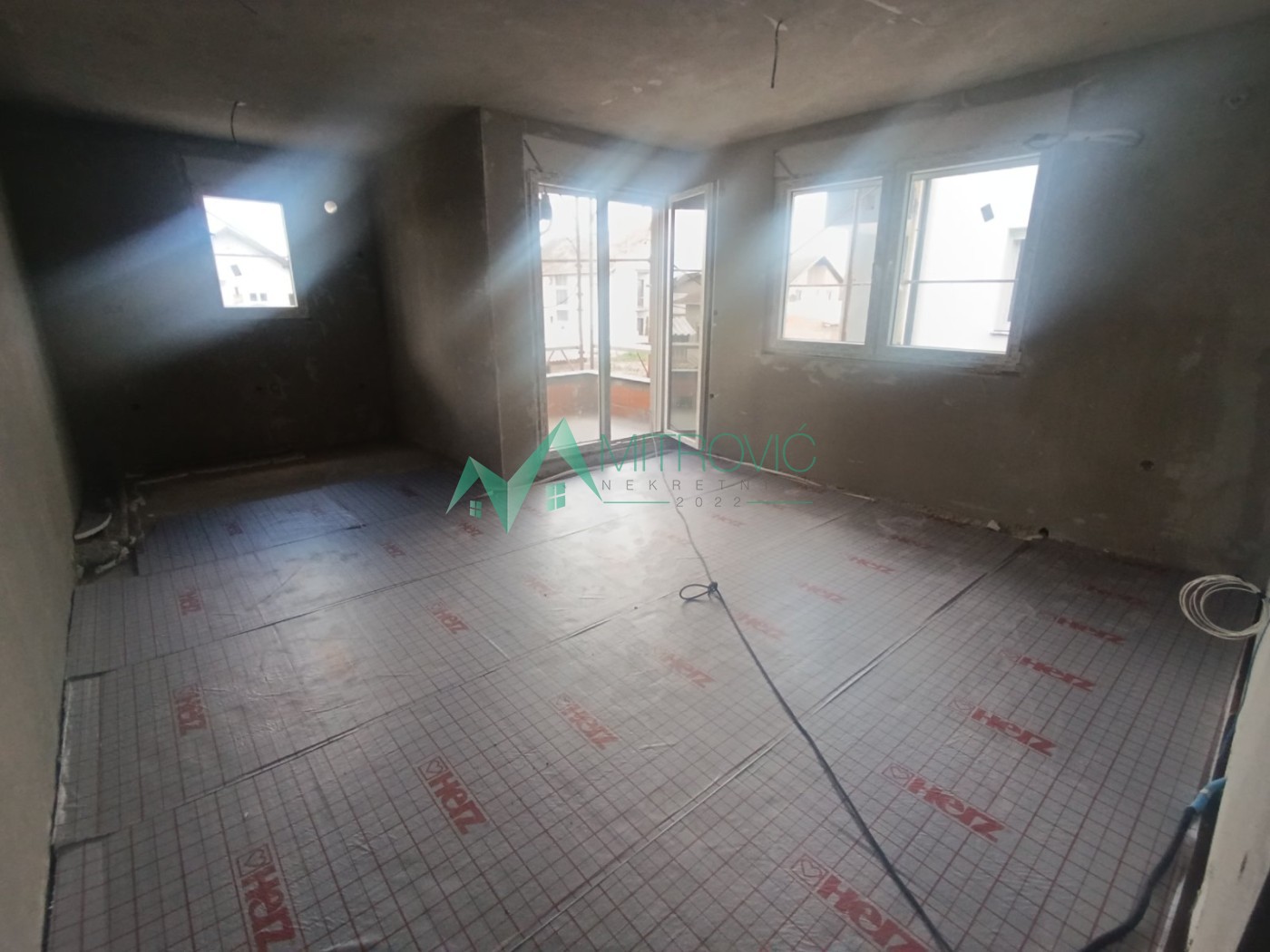 Adice odličan četvorosoban stan deljiv na dve stambene jedinice 