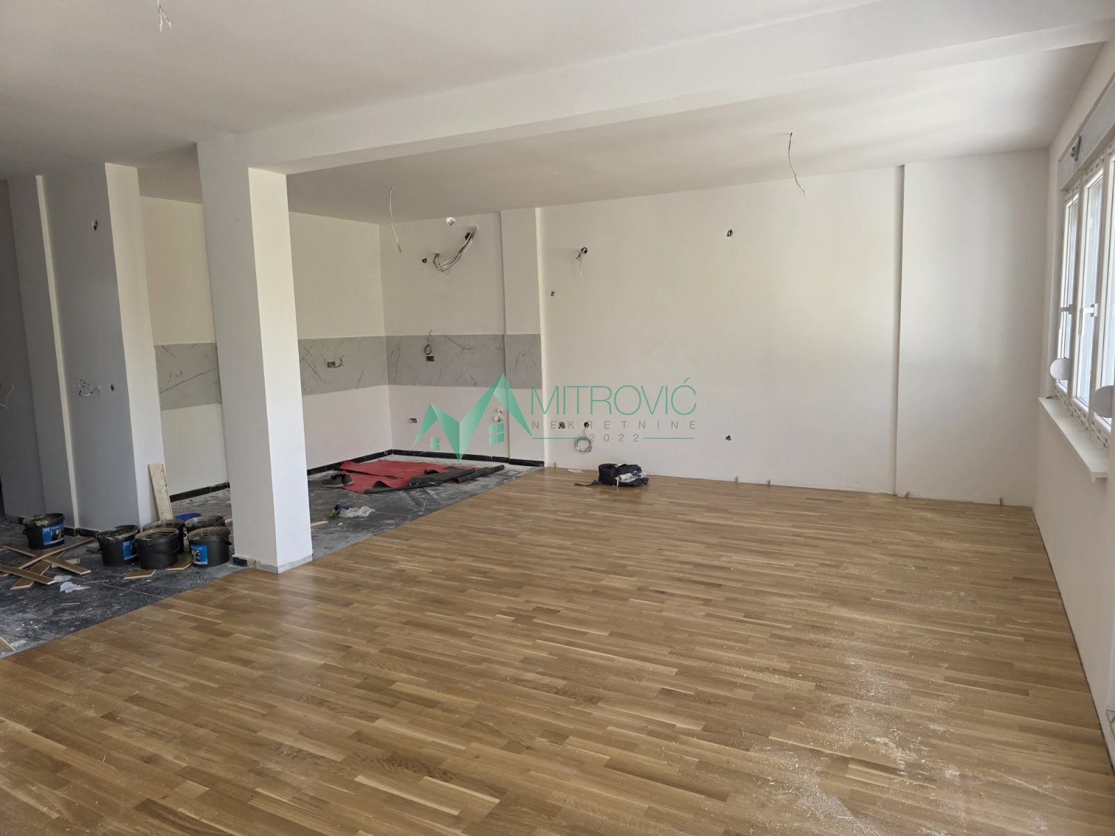 Petrovaradin odličan 4.5 stan 145 m2  + 150 m2 krovna terasa   