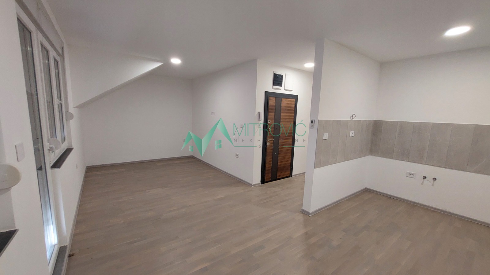 NOV, KOMFORAN TROSOBAN STAN - HOLLYWOOD HILL 