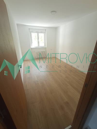 Kompletno renoviran 2.5 stan u blizini bulevara ,socijalnog i ž.stanice  