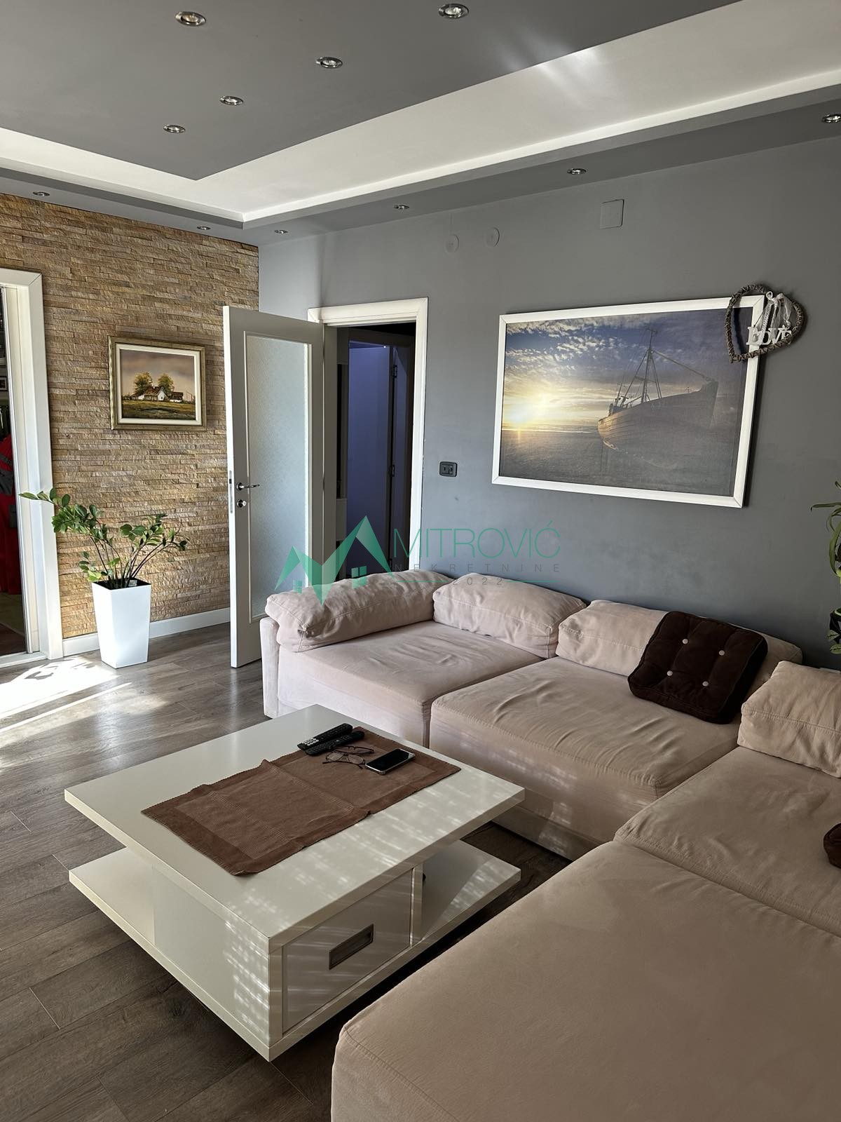 Komforan duplex - dve zastakljene terase + parking! 