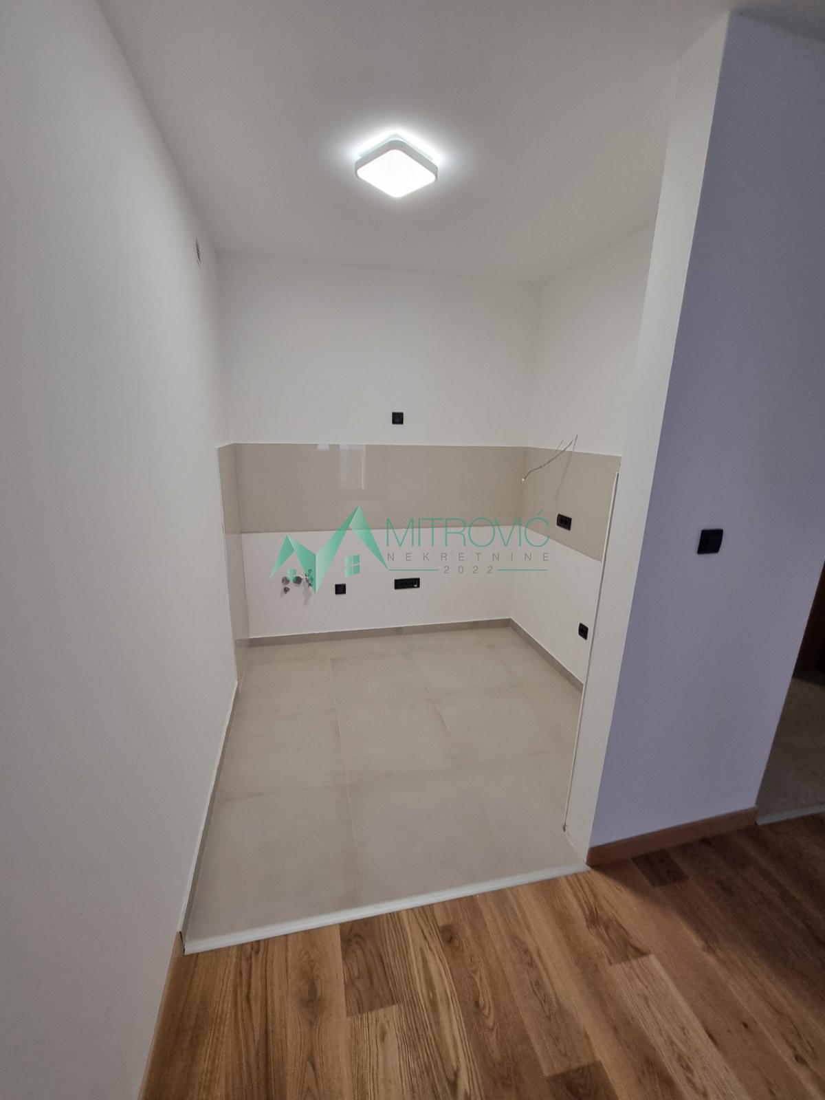 Prodaje se  garsonjera u novogradnji na atraktivnoj lokaciji u Novom Sadu 