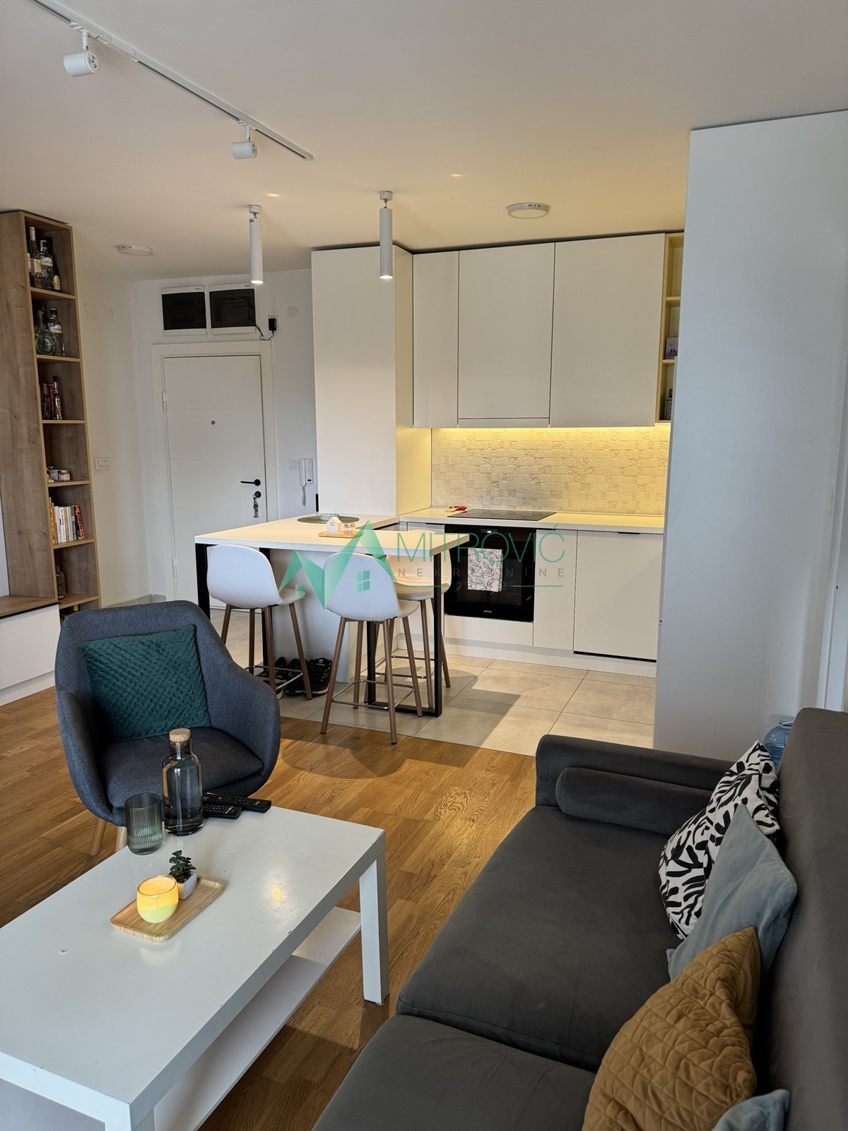 Telep. 42m2. Kompletno namešten  jednoiposoban stan  sa garažnim mestom. 