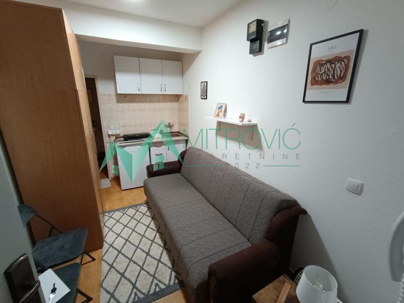 Na prodaju mali stan od 11m2 u blizini centra - sa parkingom u dvorištu zgrade 