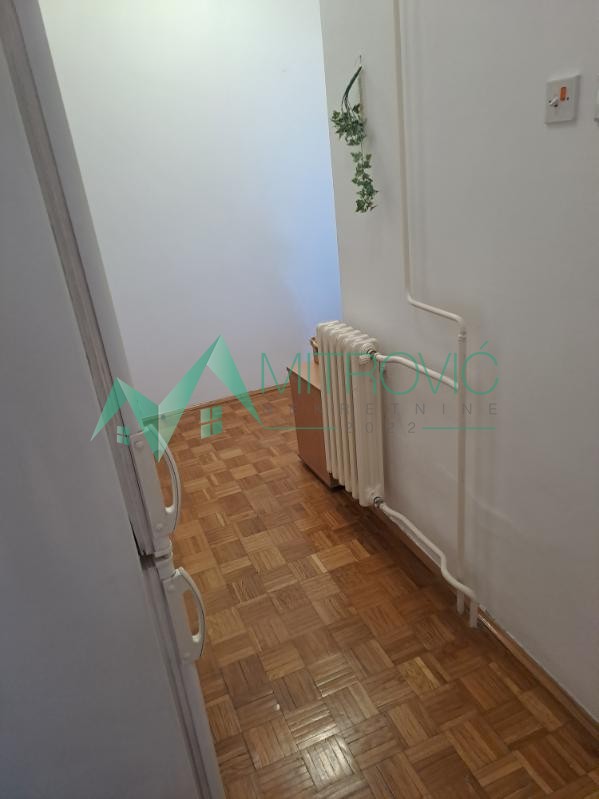 Jednosoban stan površine 34 m² u mirnom delu Novog Naselja. 