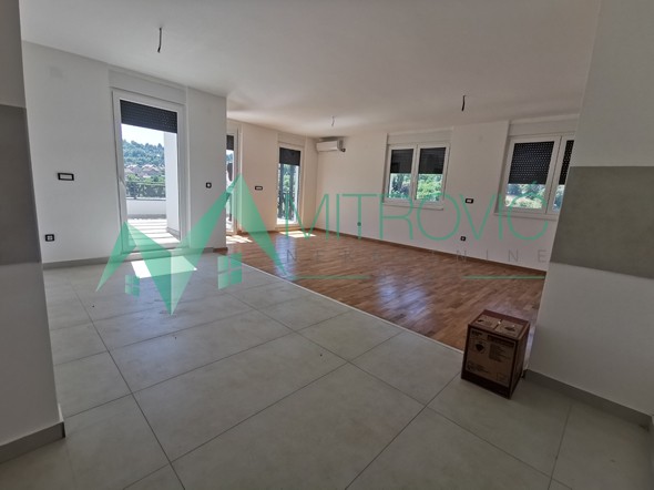 Prostran petosoban dupleks u Sremskoj Kamenici sa prelepim panoramskim pogledom; 124m2 + terasa 24m2 +garažno mesto; povrat PDV-a 