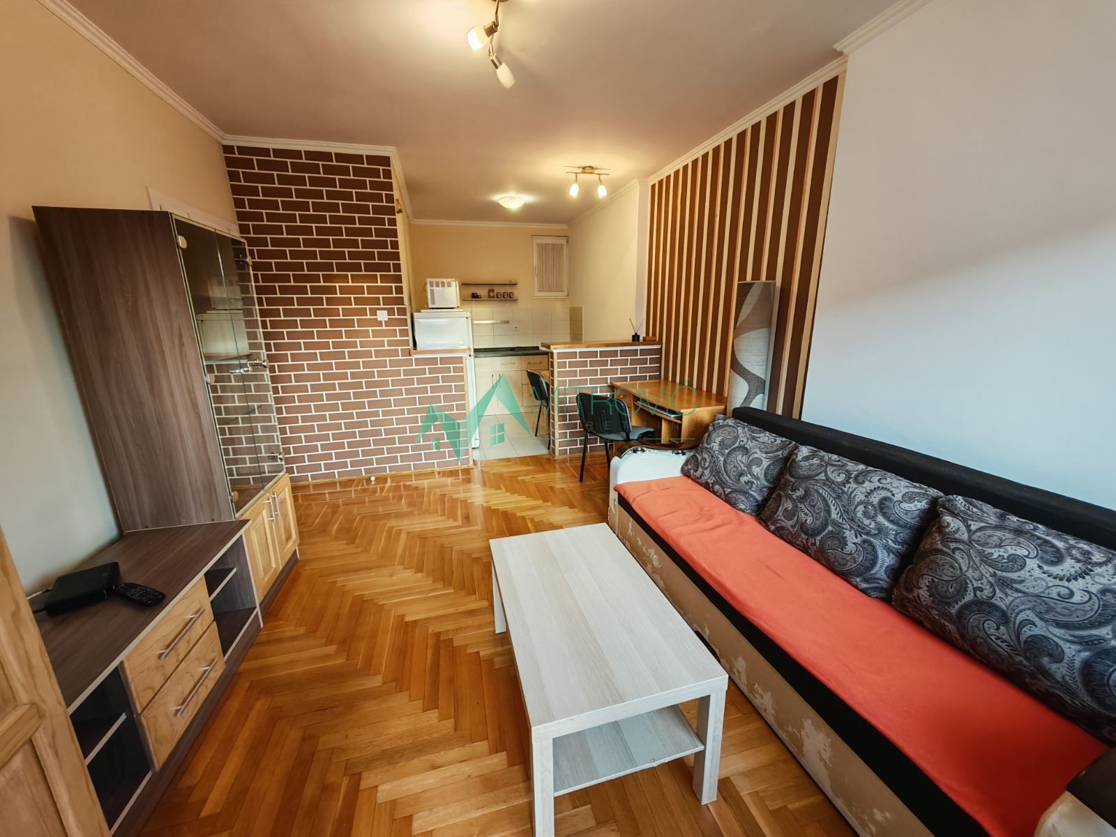 Nova Detelinara, 40m2 i parking mesto. 