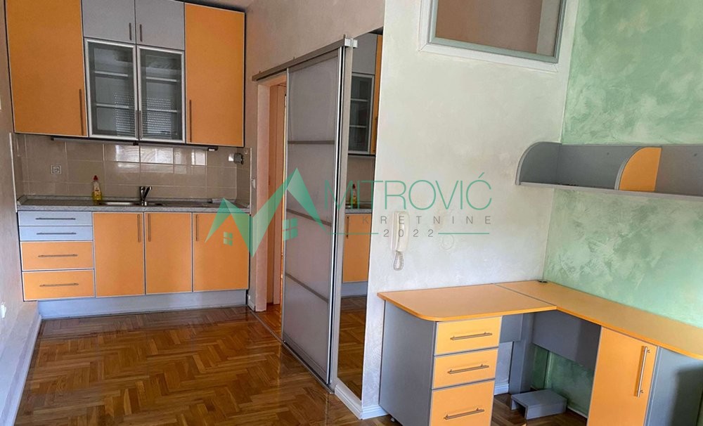 Novi Sad, Grbavica - Garasonjera na odličnoj lokaciji! 