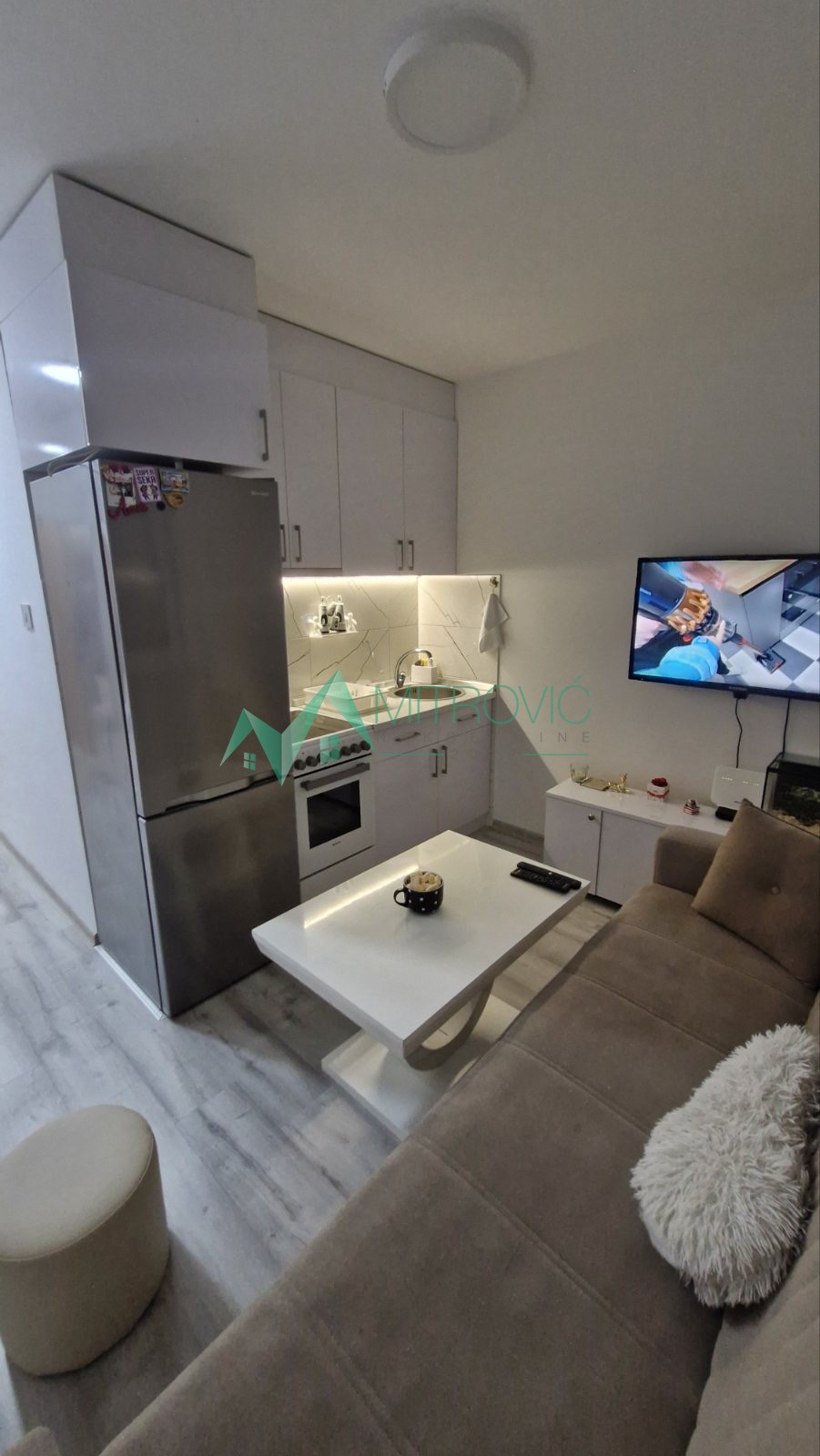 Nov, funkcionalan stan sa odvojenom spavaćom sobom + parking mesto