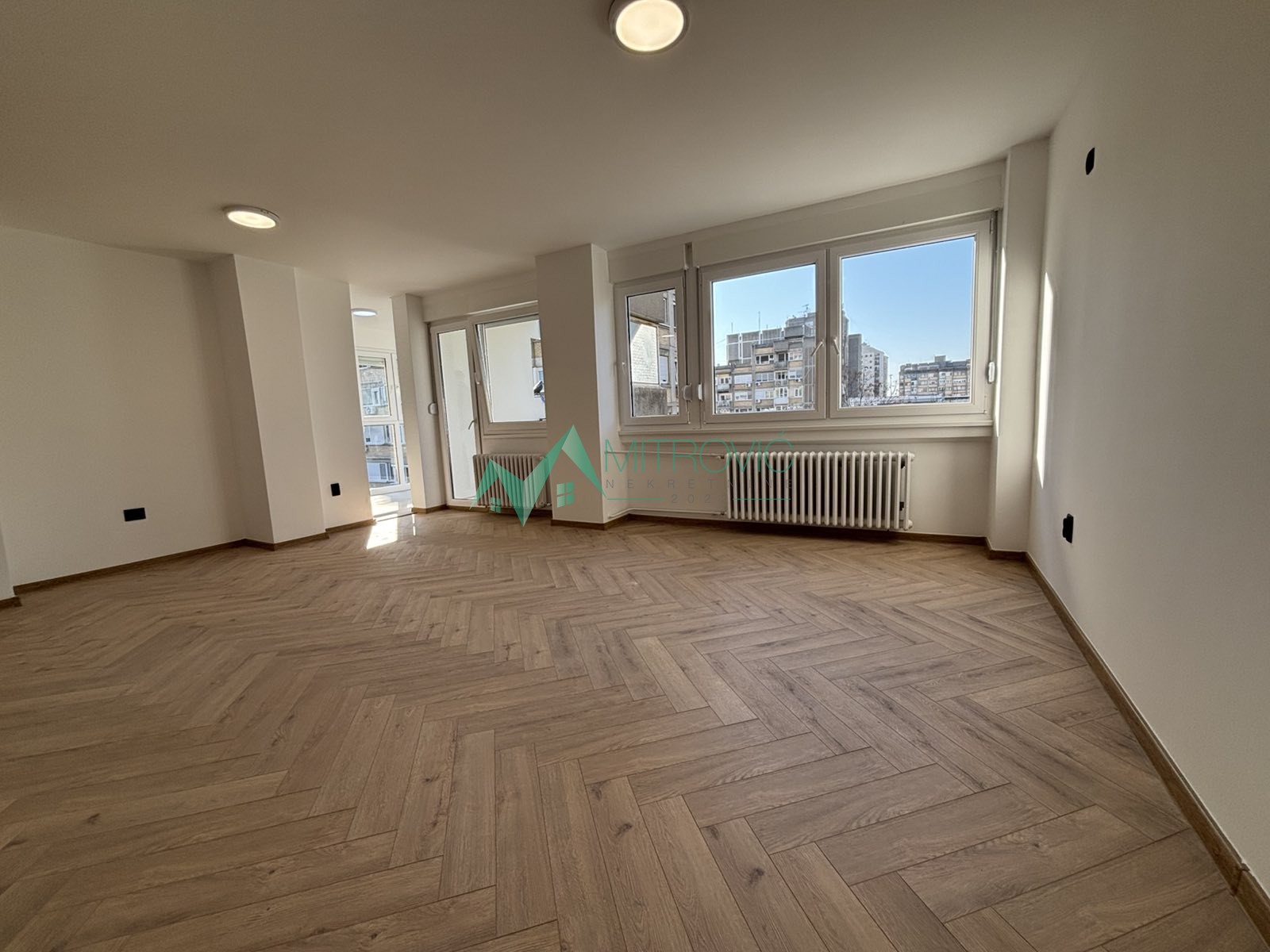 Na prodaju kompletno renoviran trosoban stan