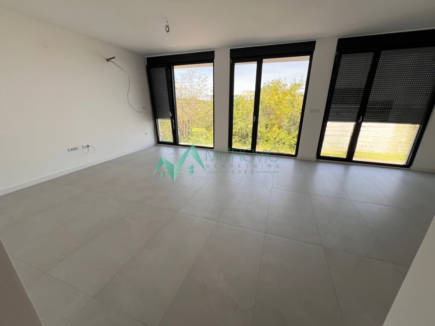 NA PRODAJU - Stan površine 98 m² sa panoramskim pogledom, 2 garažna mesta i dvorište u ceni 