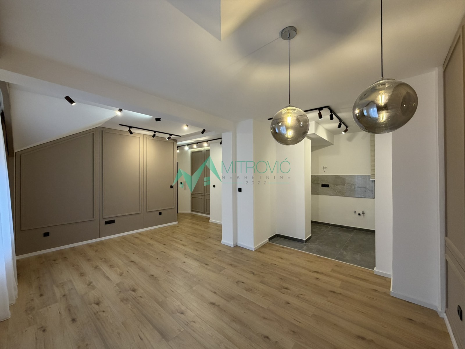 Renoviran dvoiposoban stan, zajednički parking u dvorištu