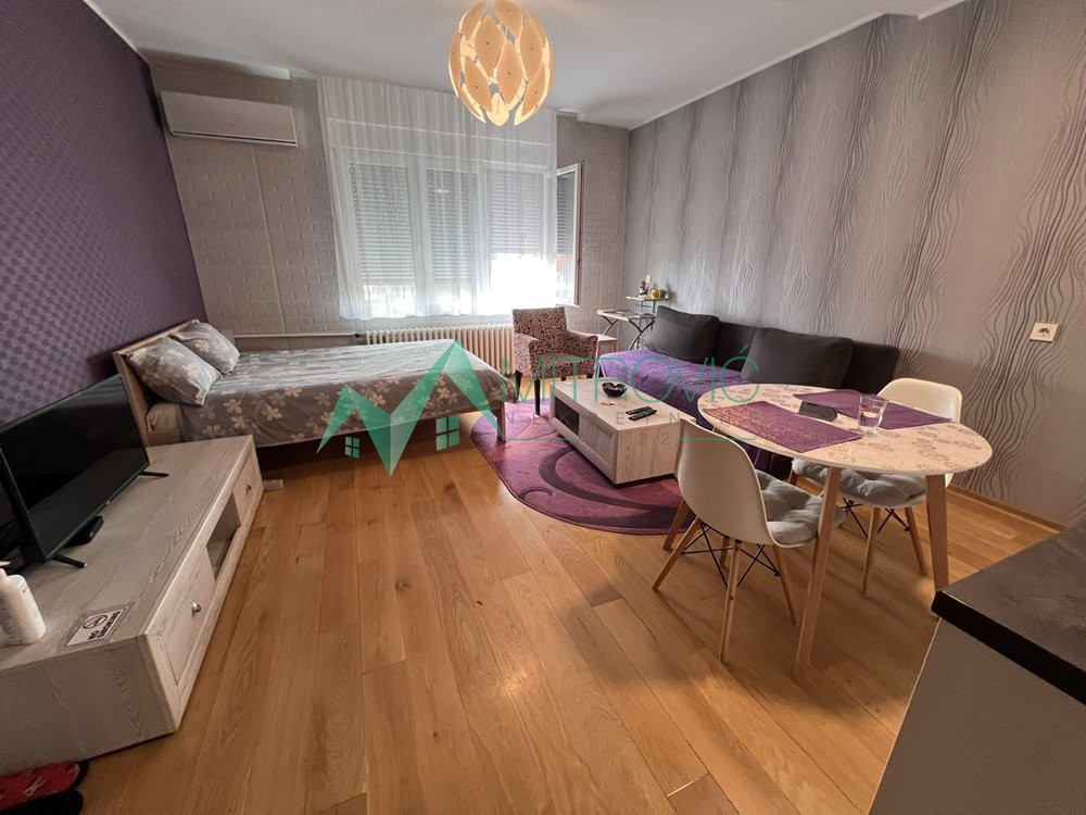 Novi Sad, strogi centar - Kompletno nameštena garsonjera 