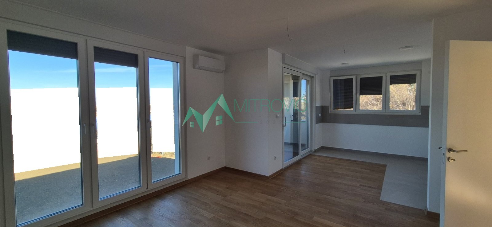 Sremska Kamenica - Četvorosaoban stan sa pogledom na Novi Sad 95m2 + GRATIS parking mesto