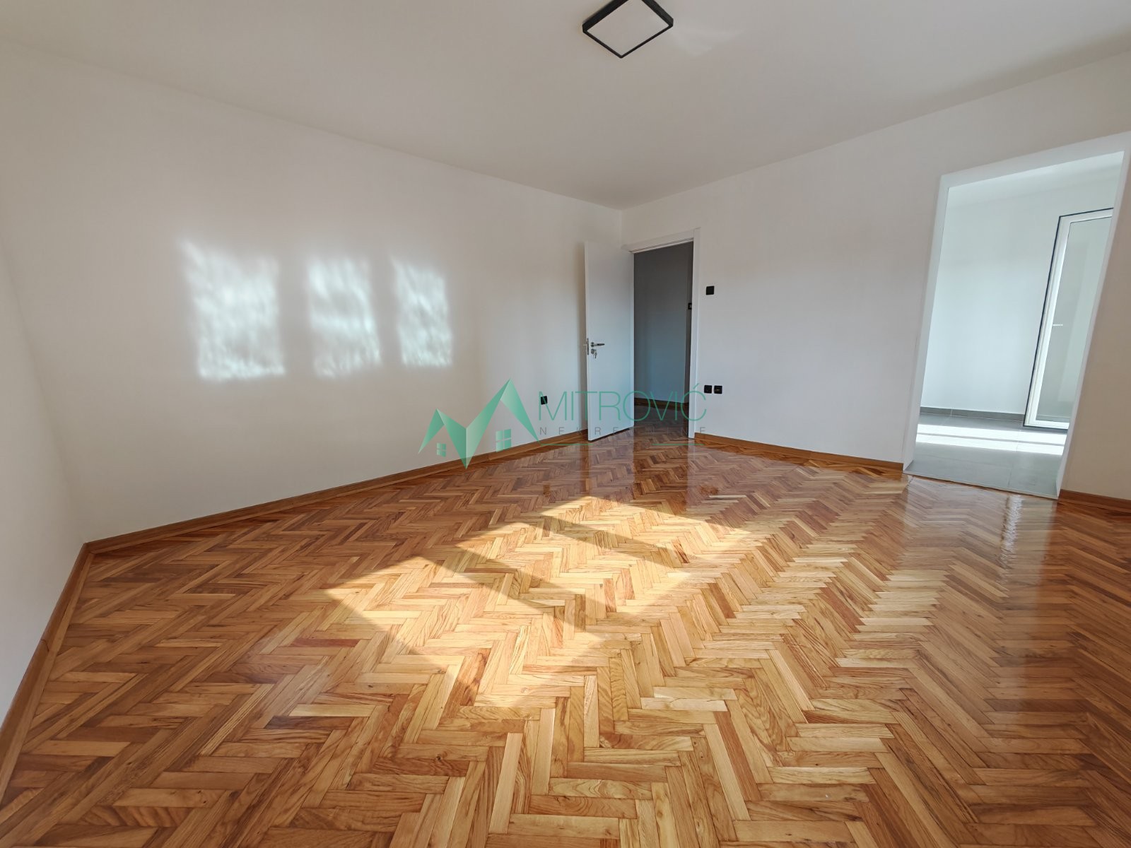 Cara Dušana, 49m2. Renoviran dvosoban stan. 