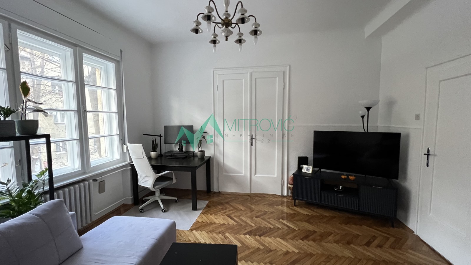 FENOMENALAN DVOSOBAN, SALONSKI STAN OD 56m² U CENTRU – KEJ- izuzetna ponuda 