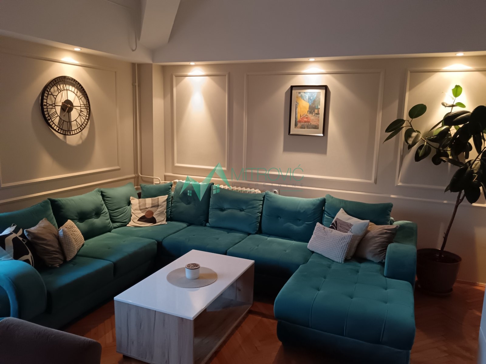 FENOMENALAN ČETVOROSOBAN STAN U CENTRU NOVOG SADA- izuzetna ponuda 