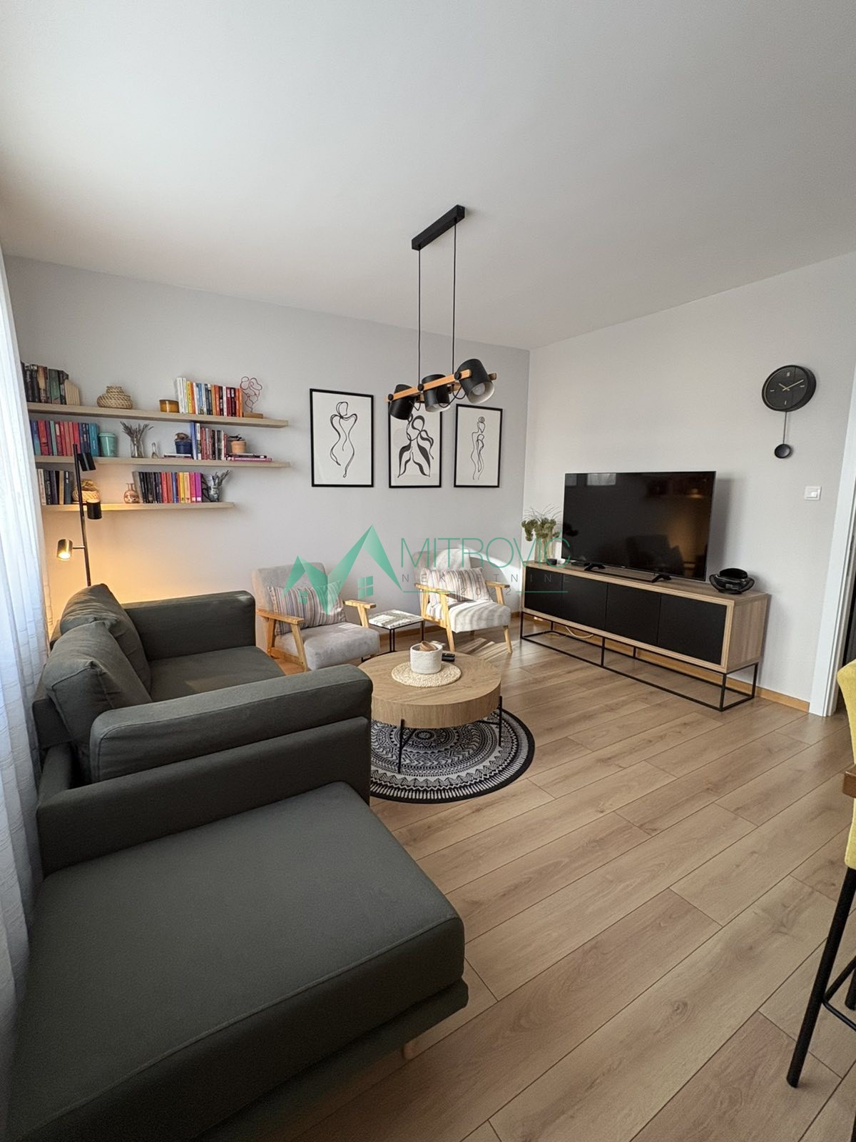 Stan sa privatnim dvorištem i parkingom! Omogućen kredit za mlade!