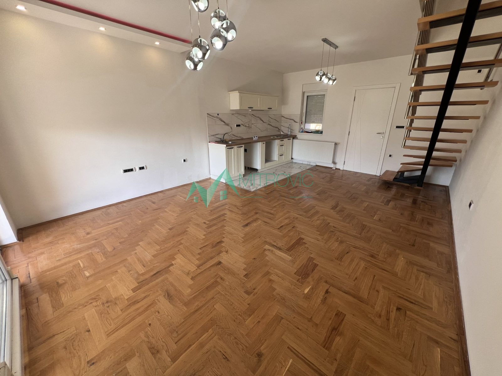 Duplex sa privatnim dvorištem i dva parking mesta! 