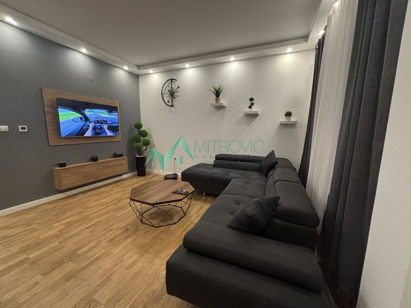 Prodaje se funkcionalan i kompletno opremljen jednoiposoban stan u Petrovaradinu. 