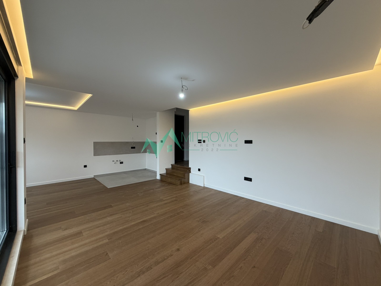 Urbana vila, luksuzna oprema, garaža i parking u ceni! 