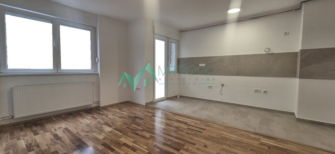 Novi Sad, Cara Dušana - Jednoiposoban stan 43m2 potpuno renoviran na odličnoj lokaciji 