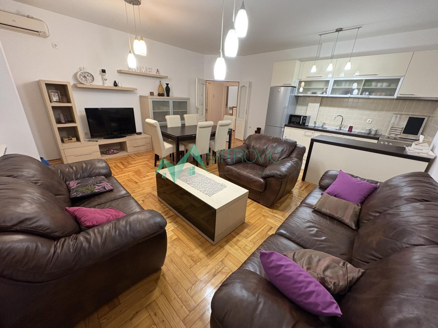 Moderan kompletno namešten trosoban stan-Bulevar Evrope - izuzetna ponuda 