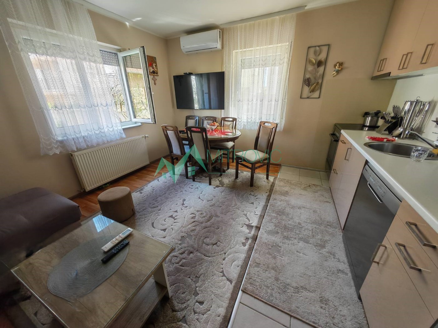 Veternička rampa. 66m2, kompletno namešten trosoban stan sa parking mestom.