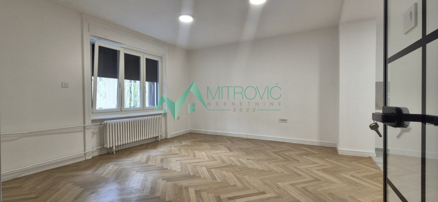 Novi Sad, Centar - Kompletno renoviran Četvorosoban stan 112m2 u Centru Novog Sada 