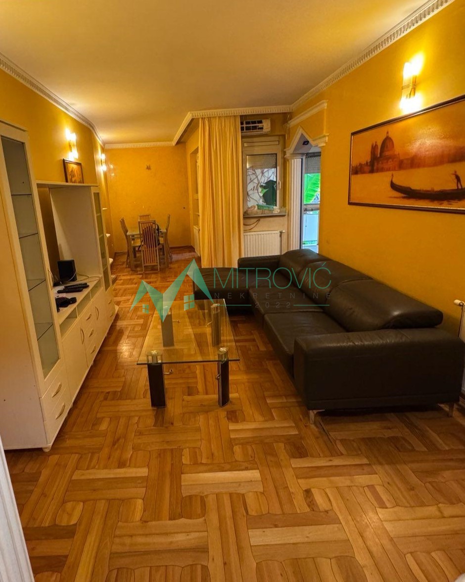 Komforan, namešten dvosoban stan, sa terasom, u centru Novog Sada-retko u ponudi 