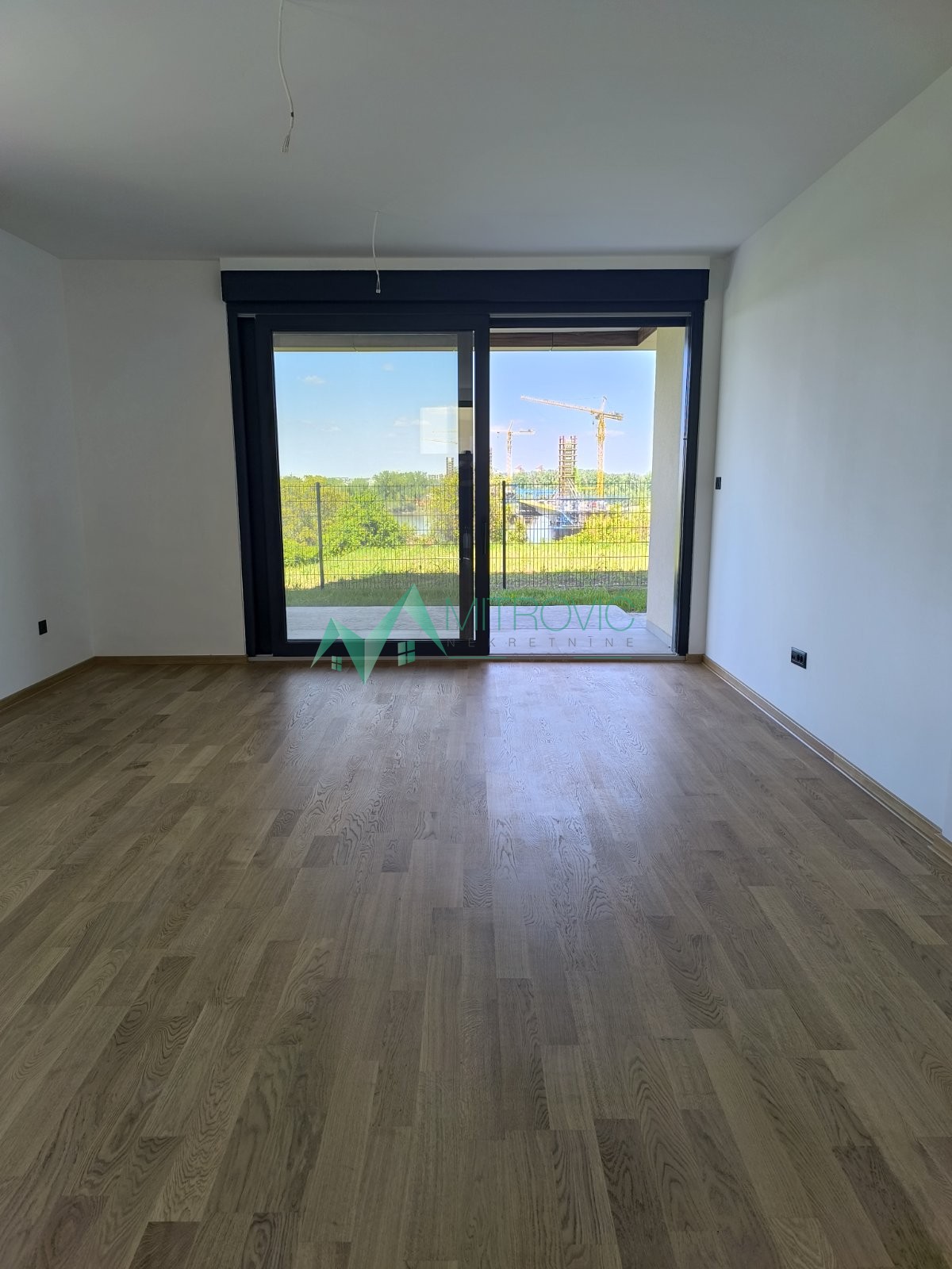 Sremska Kamenica 106 m2 nov jedinstven stan sa sopstvenim dvorištem i prelepim pogledom 