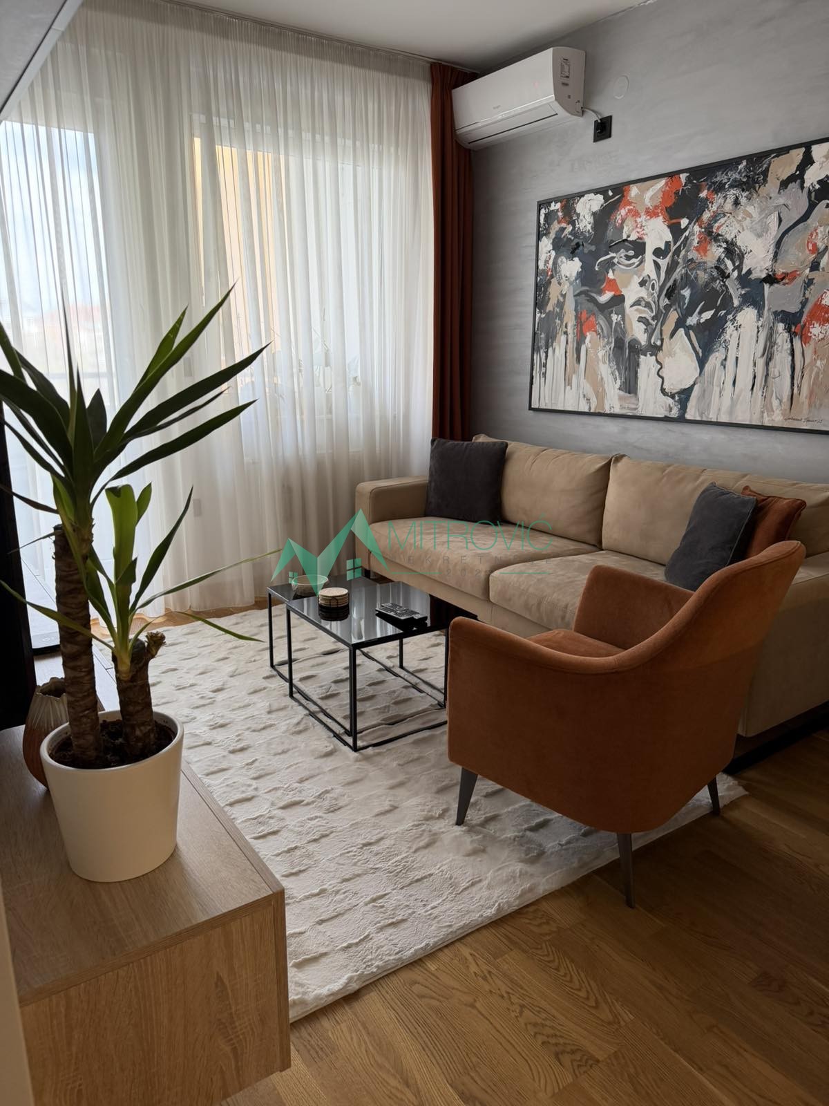 Prodaje se kompletno namešten luksuzan jednoiposotoban stan