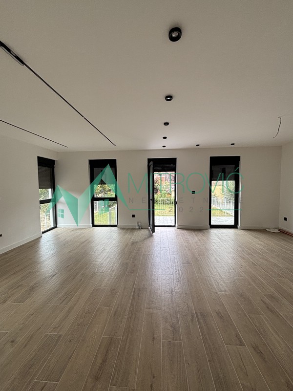 Telep - Petosoban nov stan u dva nivoa 159m2 + garaža + privatno dvorište 143m2 (šifra: 1004220)