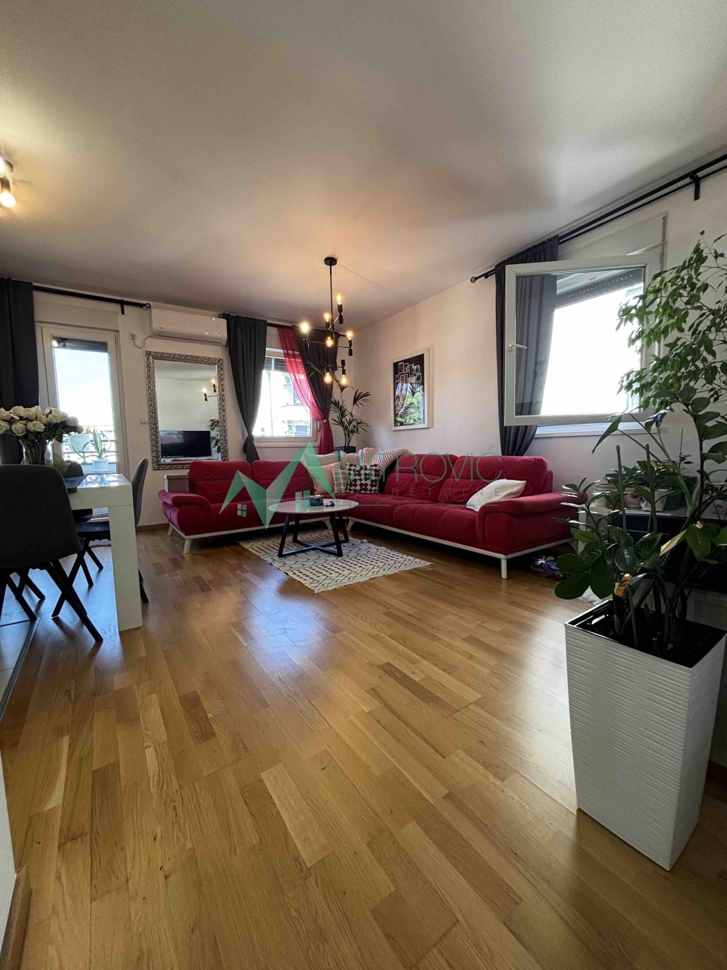 Troiposoban stan sa terasom i  parkingom - 72m², 2060€/m²!!!