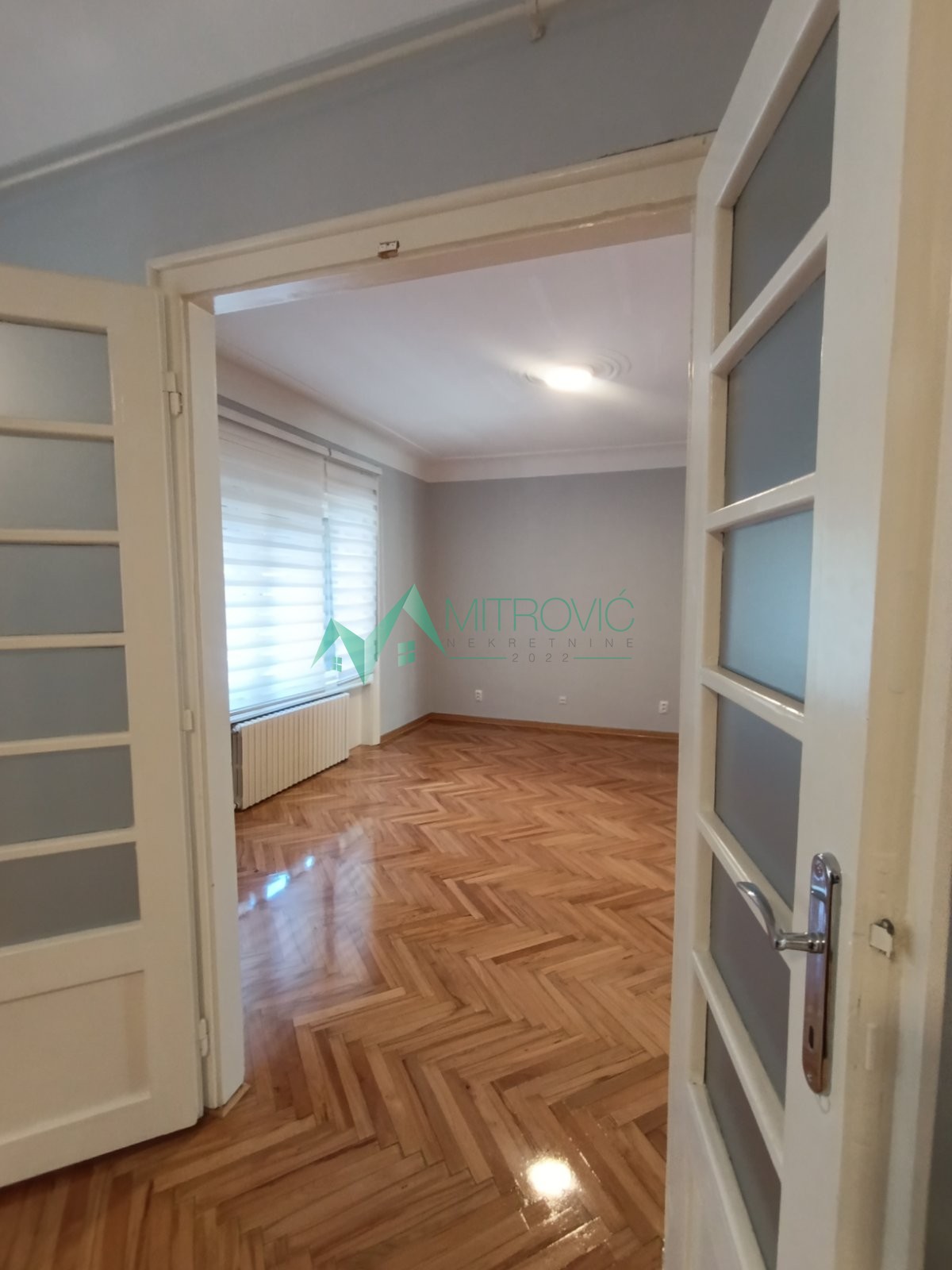 Trosoban salonski stan u blizini suda i spensa renoviran i odmah useljiv 