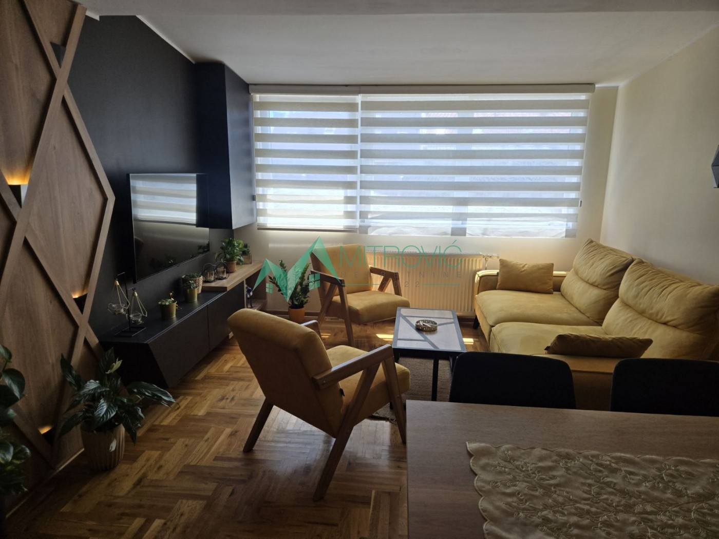 Prodaje se svetao i moderno opremljen troiposoban duplex stan na Novoj Detelinari.