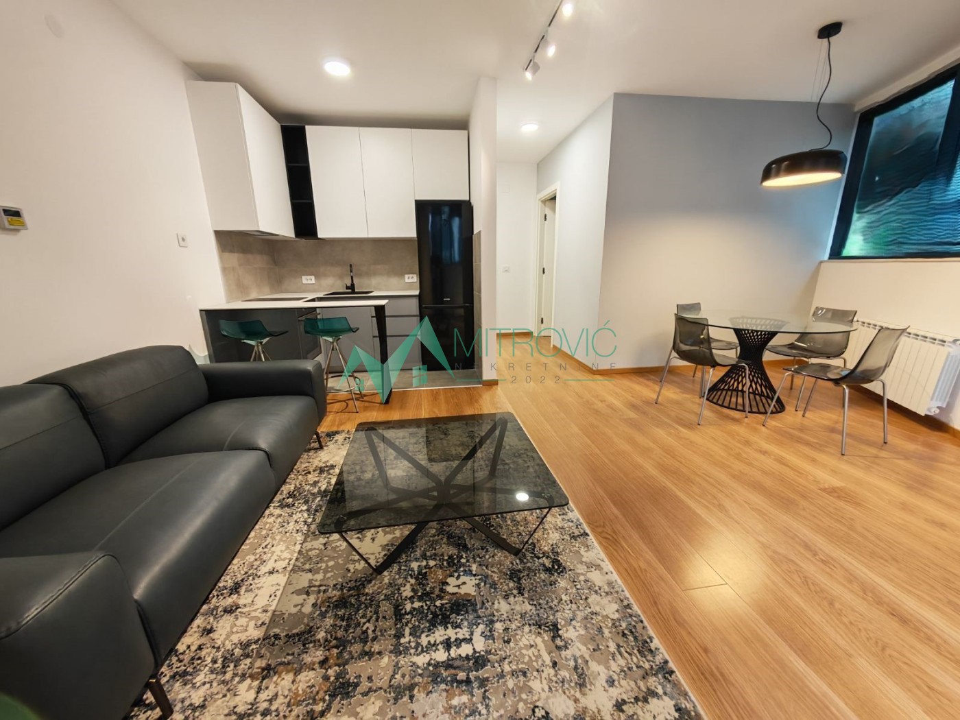 Moderno opremljen poslovni apartman u srcu Novog Sada, smeš