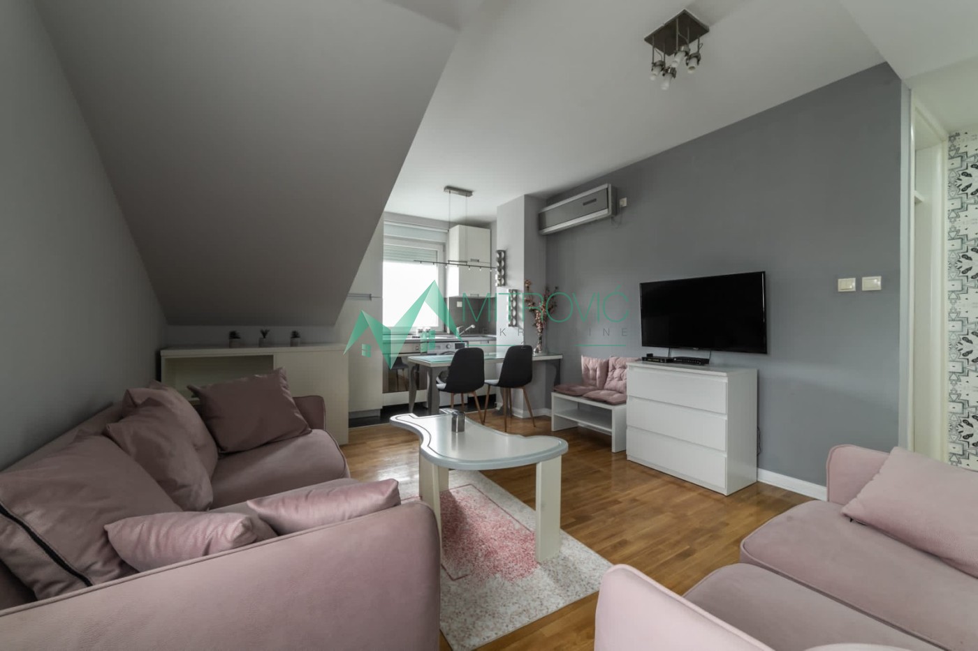 Na prodaju kompletno namešten dvosoban stan u centru – 49 m² (Šifra: 1004460) 