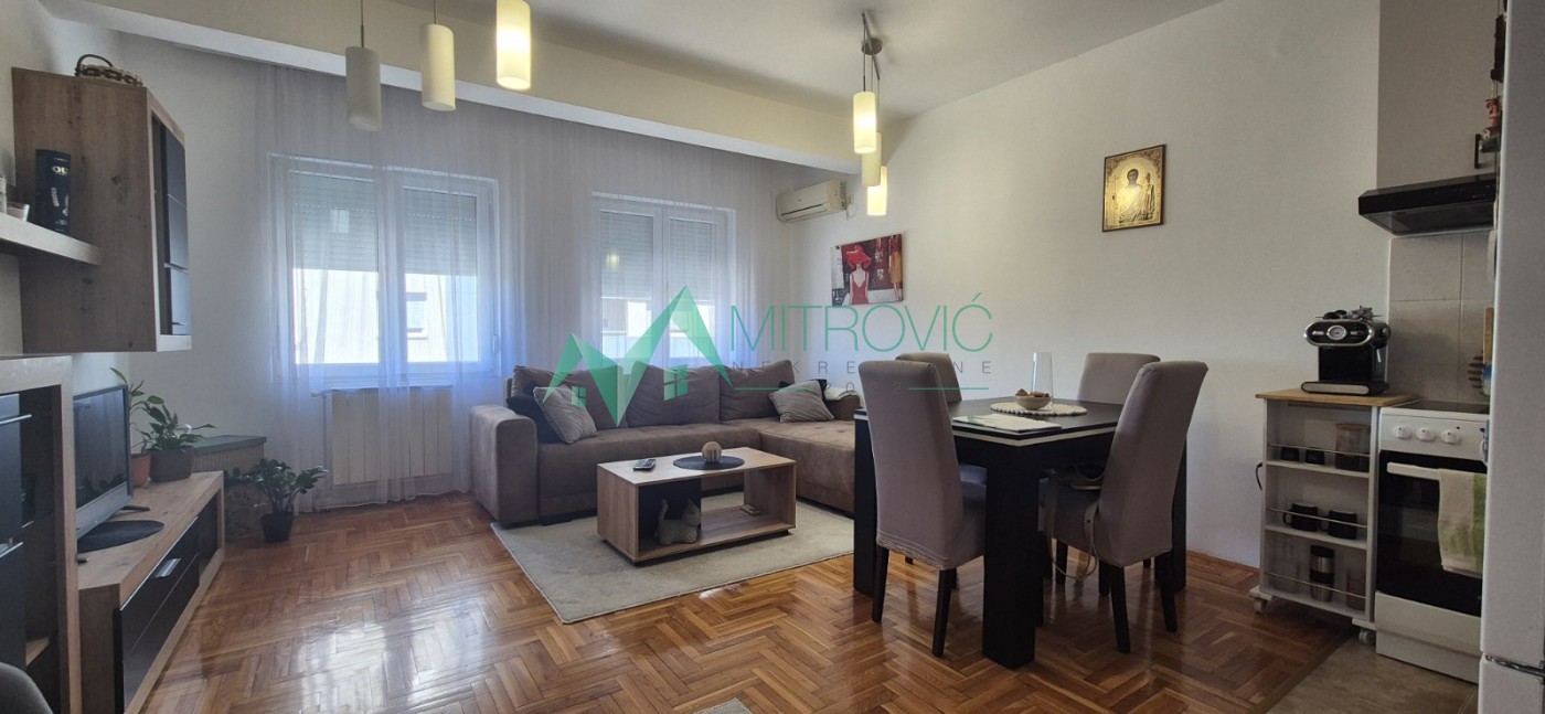 Novi Sad, Bulevar Evrope - Garonjera 30m2 sa sopstvenim parkin mestom