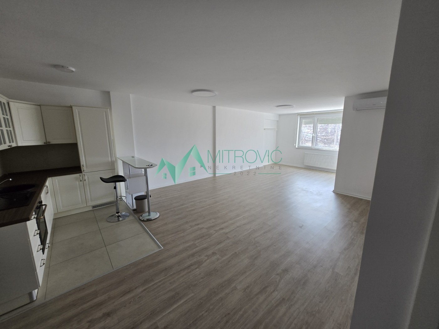 PROSTRAN TROIPOSOBAN STAN NA SAJMIŠTU – 104 m²