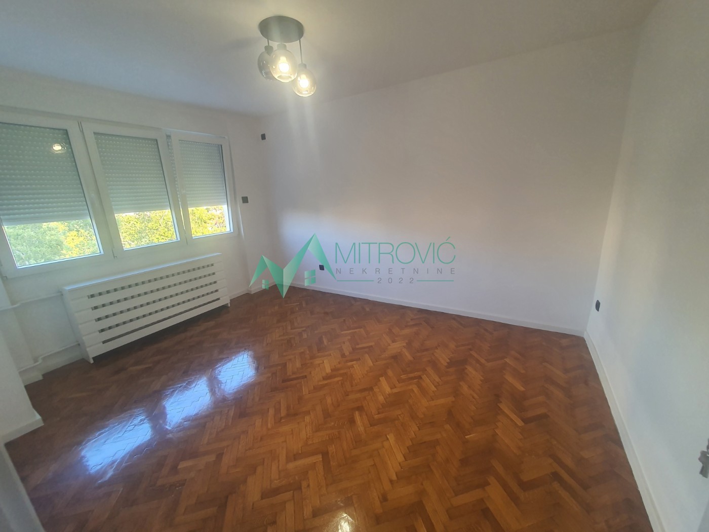 Prodaje se renoviran 2,5-soban stan na Grbavici, na Bulevaru oslobođenja, površine 64 m² ( šifra 1004710)