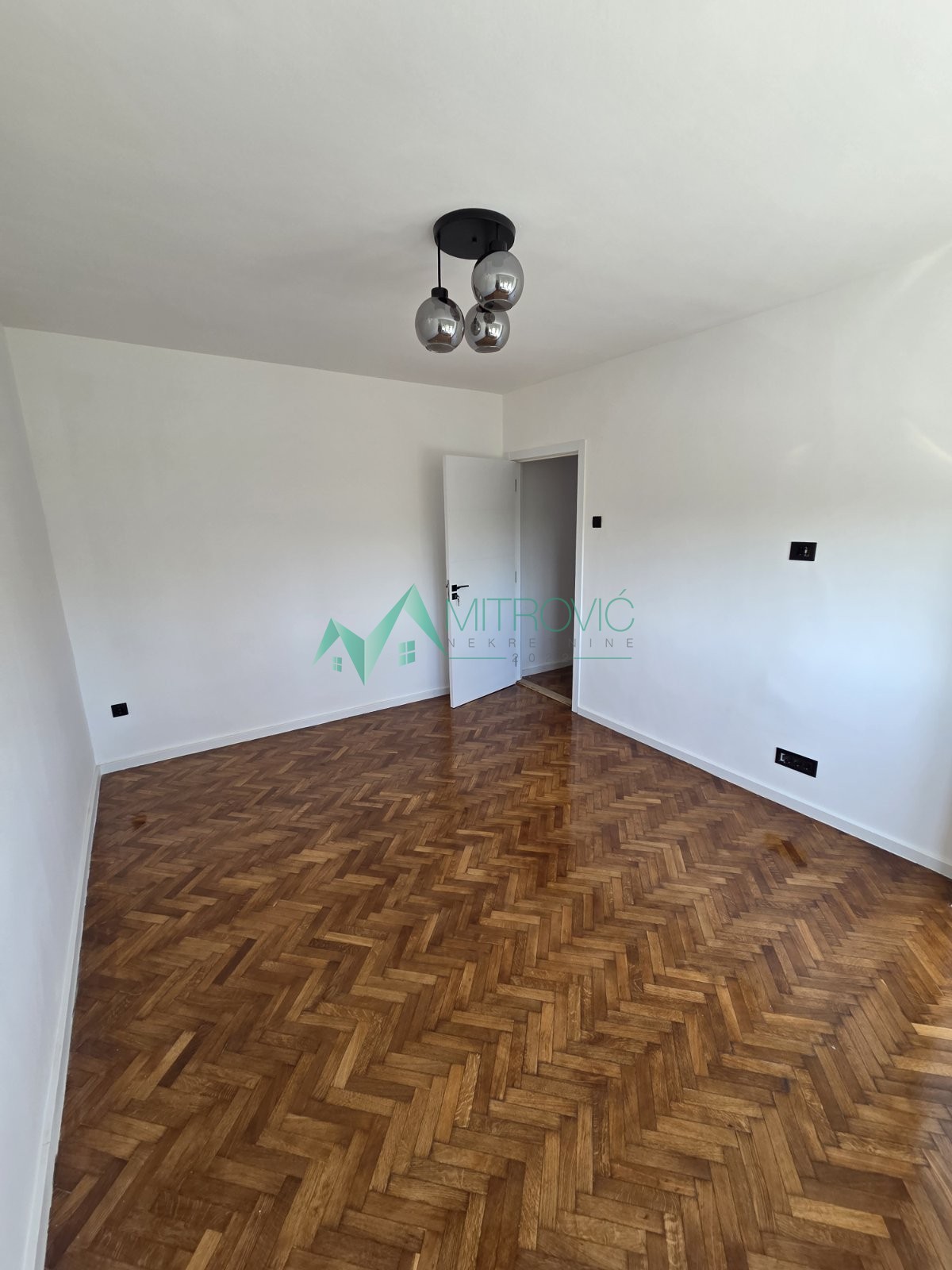 Prodaje se renoviran 2,5-soban stan na Grbavici, na Bulevaru oslobođenja, površine 64 m² ( šifra 1004710) 