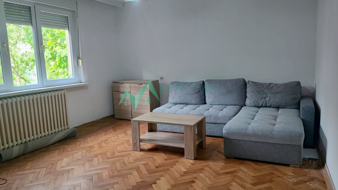 Funkcionalan dvosoban stan sa zastakljenom terasom u zelenom okruženju 