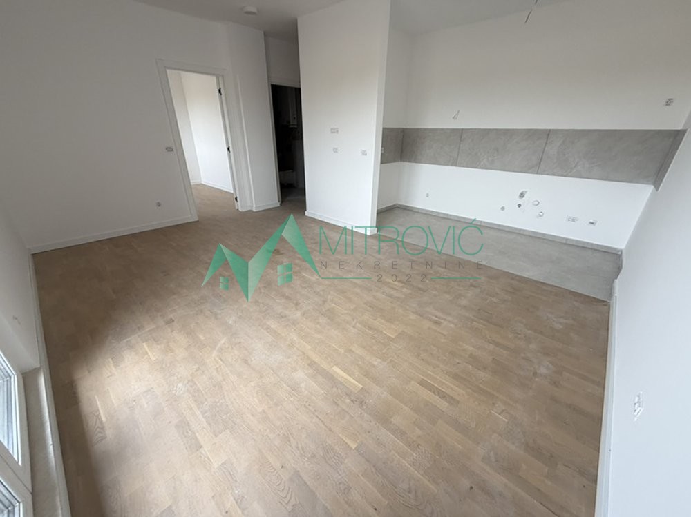 Sremska Kamenica - Nov, neuseljavan komforan jednoiposoiban stan sa lepom, velikom terasom (stan 45 m2, terasa 9 m2)  (šifra: 1004842) 