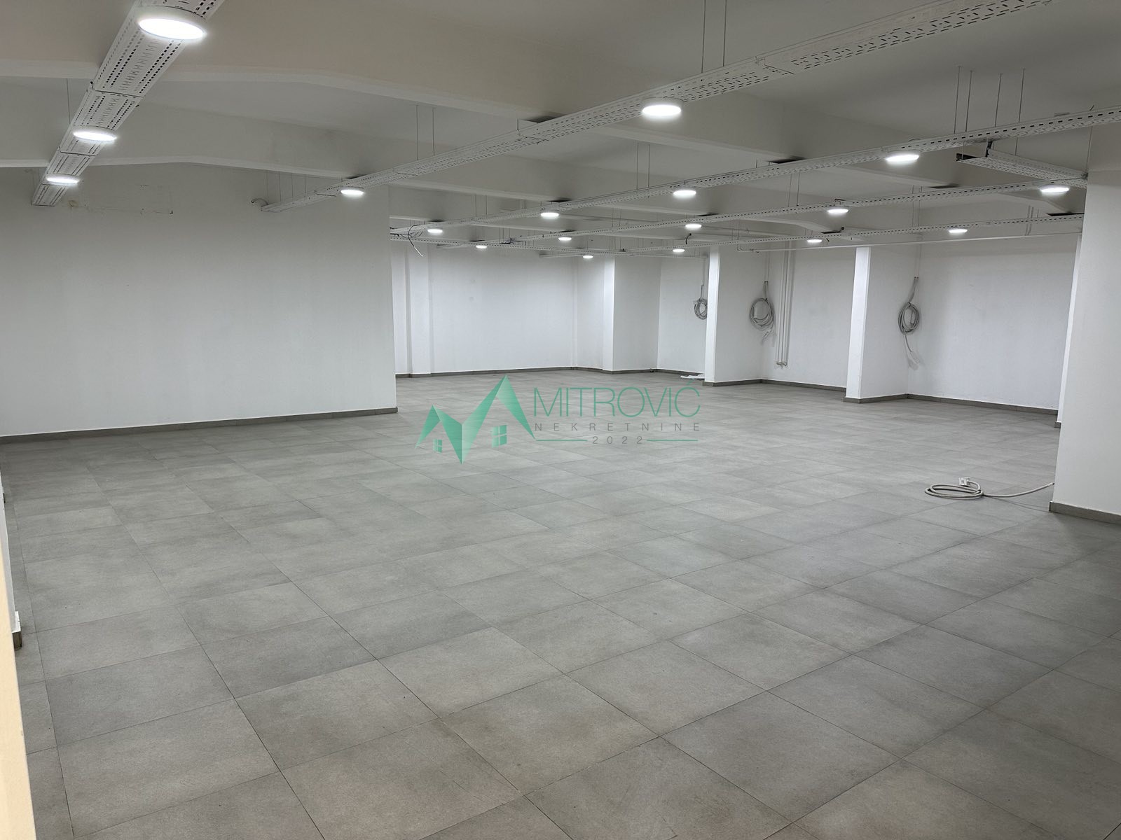 Коммерческое помещение · 701 m² · Sremska Kamenica, Mišeluk